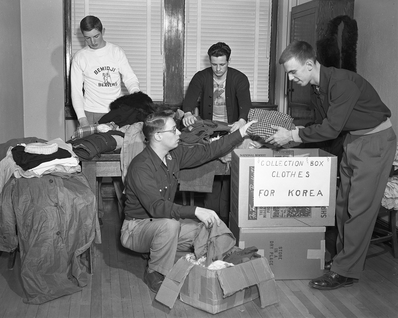 Students collect donations for Korea during the Korean War.