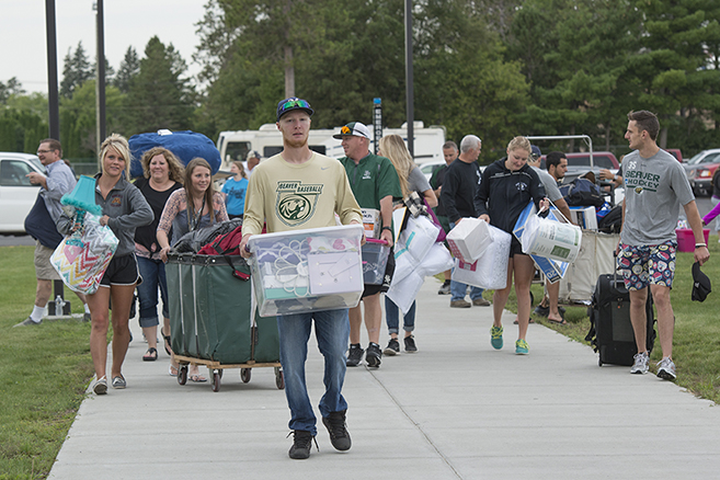 Student-athletes help carry belongings into residence halls during Move-In Day on Aug. 21.