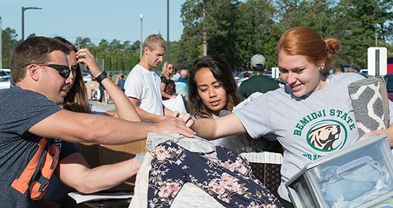 More Than 740 Freshmen Move Into Residence Halls on Move-In Day