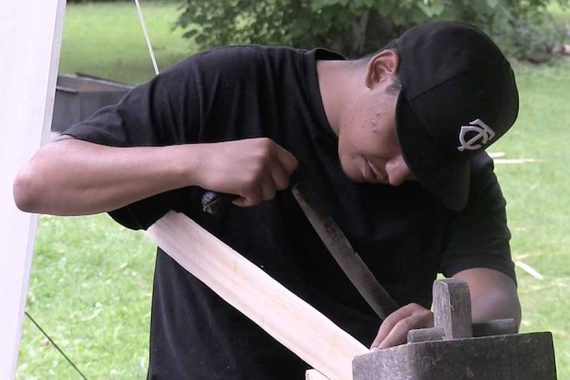 Niizhoo-gwayakochigewin Summer Interns Assist With Local Canoe Build