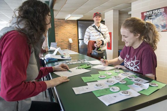 Students at the Lakeside Food Court on Feb. 6 sign thank you cards that were collected and mailed to donors as a project of the Student Alumni Association.