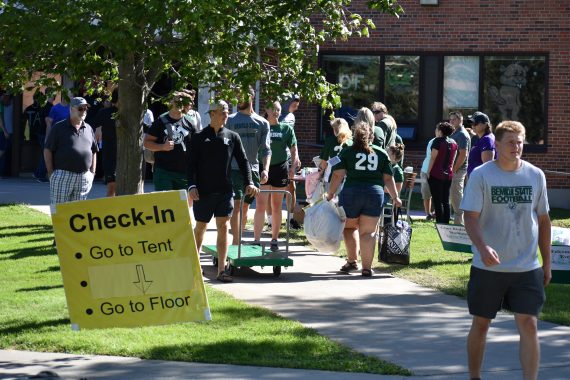 Welcome to Bemidji State! New Students Move Into Tamarack and Oak Halls New students moving into the dorms during Move-In Day.