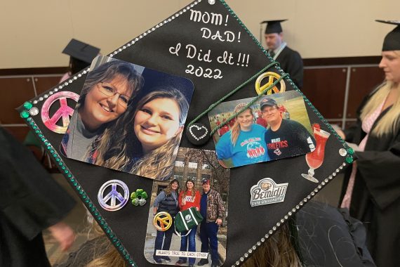 Bemidji State Class of 2022 graduation cap that says "Mom! Dad! I did it!!! 2022"