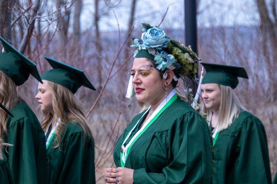 A student with an ornately decorated graduation cap