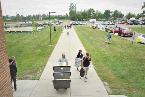 Students move in to Oak Hall with the help of this families